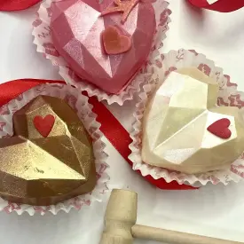 Пиньята в форме сердца с клубникой или сухофруктами